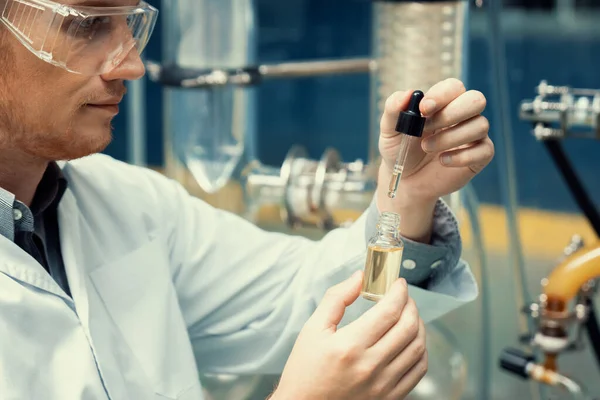 과학자나 약재상은 실험실에서 의약용으로 Cbd 기름을 기계에서 대마초 의약품 — 스톡 사진