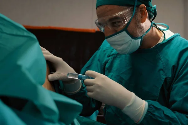 Sebész Fecskendővel Fecskendezze Altatást Betegbe Mielőtt Steril Műtőben Modern Sebészeti — Stock Fotó
