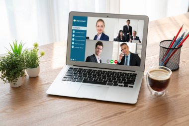 İş dünyasından iş adamlarının modern sanal grup toplantısı için video konferansındaki iş adamları