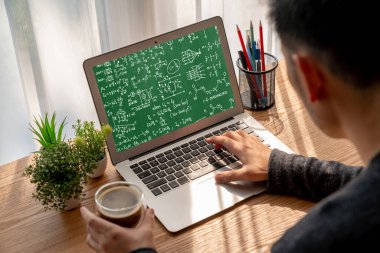 Bilgisayar ekranında bilim ve eğitim kavramını gösteren matematiksel denklemler ve modem formülü