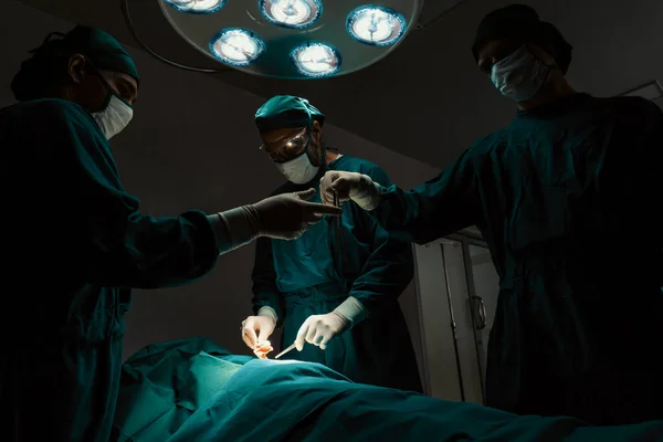 Equipo Quirúrgico Realizando Cirugía Paciente Quirófano Estéril Una Sala Cirugía — Foto de Stock