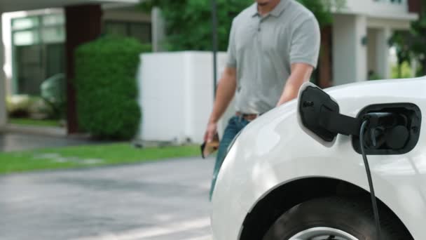 Progresivní Muž Připojí Bezemisní Konektor Baterii Elektrického Vozidla Sebe Doma — Stock video