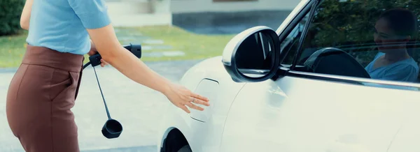 Lerici Kadın Elektrikli Arabasının Fişini Şarj Istasyonuna Takıyor Lerici Bir — Stok fotoğraf