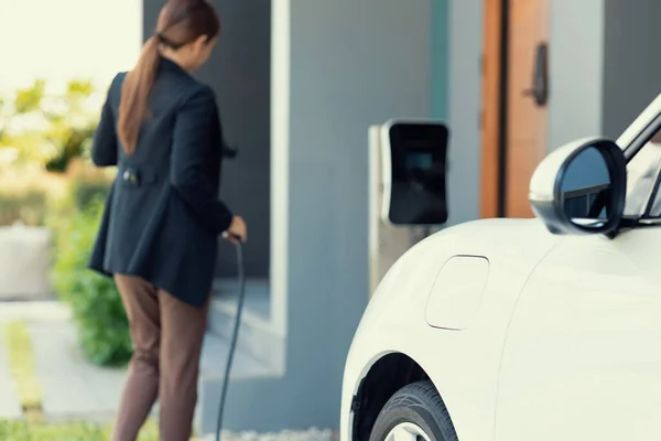 Прогресивна Жінка Встановлює Кабельну Розетку Свій Електричний Автомобіль Домашньою Зарядною — стокове фото