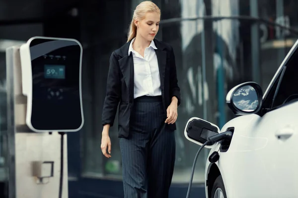 Empresária Progressiva Vestindo Terno Com Carro Elétrico Recarregando Estação Carregamento — Fotografia de Stock