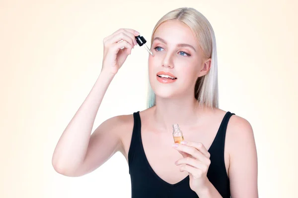 Personable Portrait Beautiful Woman Applying Extracted Cannabis Oil Bottle Skincare — Fotografia de Stock