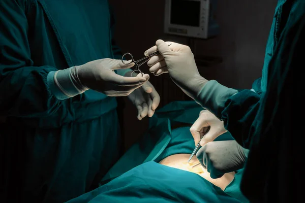 Образ Оперативной Группы Выполняют Операции Медсестра Раздает Стерильные Ножницы Хирургу — стоковое фото