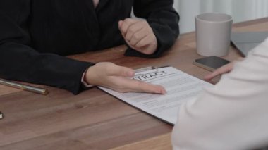 Kapalı kapılar ardında hevesli genç bir iş kadını ofiste finansal iş sözleşmesi görüşmeleri yapıyor. Müşteri, şirket ofisindeki profesyonel müdürle anlaşma yapıyor. Yasal evrak işleriyle uğraşan iş avukatı.
