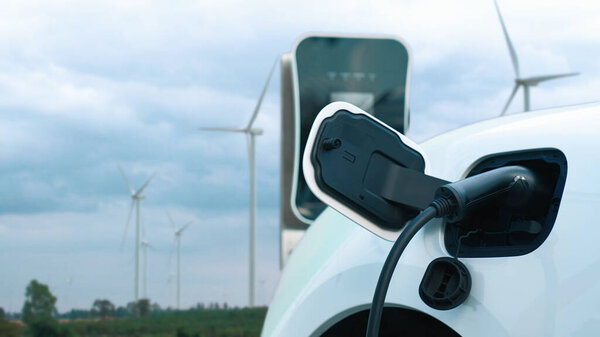 Электричество зарядки батареи от зарядной станции непосредственно питается от устойчивого электрогенератора, ветряной мельницы, ветряной турбины фермы неподалеку. Прогрессивный электромобиль, управляемый концепцией чистой энергии.