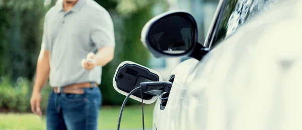 Focus Recharging Electric Vehicle Outdoor Charging Station Blurred Background Man — Stockfoto