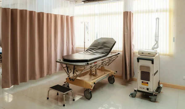 Sterylna Sala Pooperacyjna Wyposażona Wygodne Nowoczesne Łóżko Medyczne Umożliwiające Wyzdrowienie — Zdjęcie stockowe
