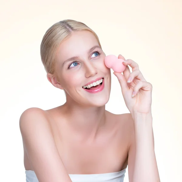 Closeup Personable Beautiful Natural Soft Makeup Woman Using Powder Puff — Photo