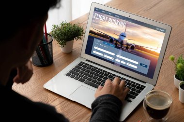 Online uçuş rezervasyon sitesi mod rezervasyon sistemi sağlar. Seyahat teknolojisi kavramı .