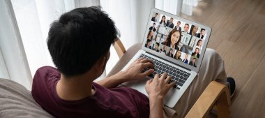 İş dünyasından iş adamlarının modern sanal grup toplantısı için video konferansındaki iş adamları