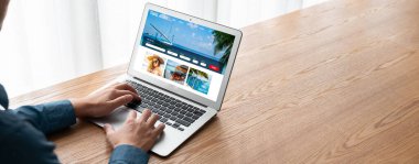 Model arama ve seyahat planlama için internet sitesi uçuş, otel ve tur rezervasyonları için anlaşma ve paket sunuyor