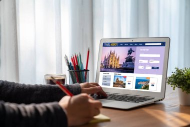 Model arama ve seyahat planlama için internet sitesi uçuş, otel ve tur rezervasyonları için anlaşma ve paket sunuyor