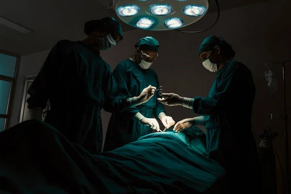 Équipe Chirurgicale Effectuant Une Intervention Chirurgicale Patient Salle Opération Stérile — Photo