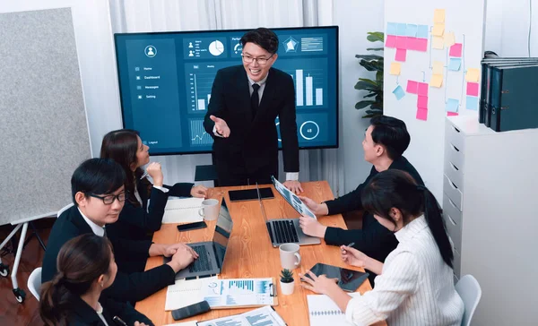 Confidence Asian Businessman Give Presentation Financial Analyzed Business Intelligence Dashboard —  Fotos de Stock