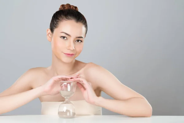 Glamorous Model Holding Hourglass Beauty Concept Aging Skincare Treatment Woman — 图库照片