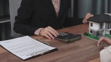 Kapanış hevesli emlak ajansı müşteriye bir ev için bilgi ve satın alma anlaşması sunarken, emlakçı tarafından tavsiye edilirken, ev kredisi için müşteri gözden geçirme sözleşmesi belgeleri.