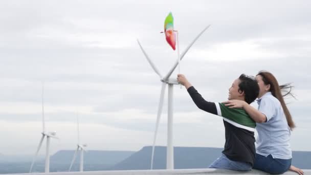 Mãe Feliz Progressista Seu Filho Parque Turbinas Eólicas Gerador Elétrico — Vídeo de Stock