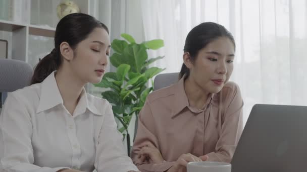 Två Unga Entusiastiska Affärskvinna Arbetar Tillsammans Kontoret Arbetsyta Unga Kollegor — Stockvideo