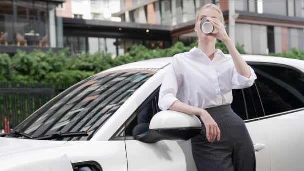 Прогресивна Бізнес Леді Спираючись Електричний Автомобіль Зарядну Станцію Перш Ніж — стокове відео