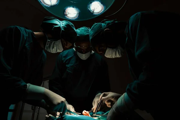 Χειρουργική Ομάδα Εκτελεί Χειρουργική Επέμβαση Ασθενή Αποστειρωμένο Χειρουργείο Ένα Χειρουργείο — Φωτογραφία Αρχείου