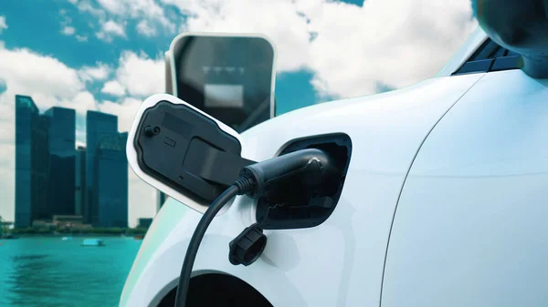 자동차 차량은 마천루로 둘러싸여 도시의 도로에서 배터리 에너지를 Eco Friendly — 스톡 사진