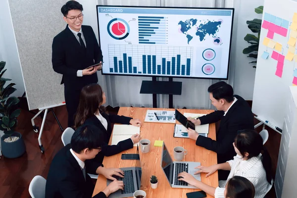 Confidence Asian Businessman Give Presentation Financial Analyzed Business Intelligence Dashboard — 스톡 사진