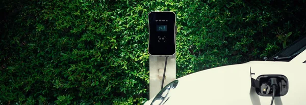 Side View Progressive Electric Vehicle Parking Next Public Charging Station — 图库照片