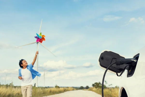 Прогресивний Молодий Азіатський Хлопчик Який Грає Іграшкою Вітрового Колеса Вітрогенераторній — стокове фото