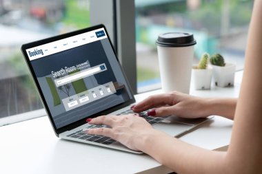 Çevrimiçi otel konaklama rezervasyon sitesi mod rezervasyon sistemi sağlar. Seyahat teknolojisi kavramı .