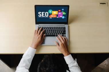 Model e-ticaret için SEO arama motoru optimizasyonu ve bilgisayar ekranında gösterilen çevrimiçi perakende işi
