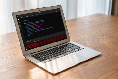 Model uygulama ve program kodlaması için bilgisayar ekranında yazılım geliştirme programlama