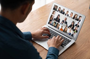 İş dünyasından iş adamlarının modern sanal grup toplantısı için video konferansındaki iş adamları