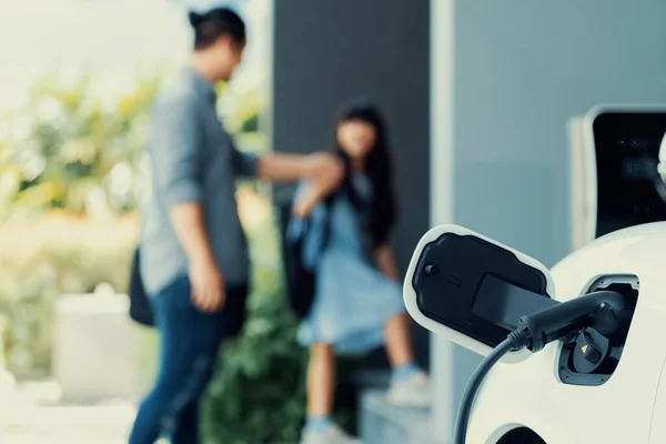 Focus Electric Car Recharging Home Charging Station Blurred Father Daughter — Fotografia de Stock