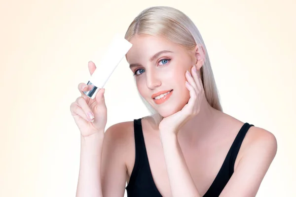 Personable Beautiful Perfect Natural Cosmetic Makeup Skin Woman Holding Mockup — Fotografia de Stock