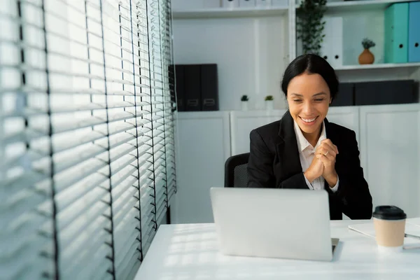 Photo Depicts Young African American Competent Woman Her Workplace Female — Foto Stock