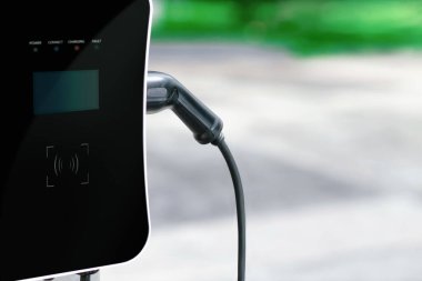 Araç motoru için evdeki yeşil enerjiden güç alan elektrikli ev şarj istasyonuna odaklan. Araç konsepti için yenilikçi çevre dostu enerji şarj edilebilir.