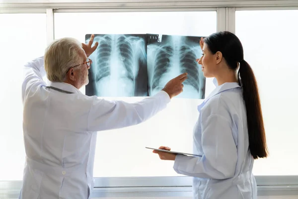 Una Sala Estéril Del Hospital Dos Radiografos Profesionales Sostienen Examinan — Foto de Stock