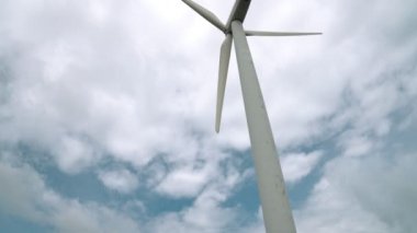 Rüzgarı yenilenebilir enerji kaynağı olarak kullanmanın yenilikçi bir yolu. Rüzgar türbini çiftliği ile modern yaşam biçimine güç sağlamak için. Yel değirmeni jeneratörü karbondioksit salınımı olmadan elektrik üretir.