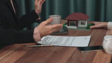 Kapanış hevesli emlak ajansı müşteriye bir ev için bilgi ve satın alma anlaşması sunarken, emlakçı tarafından tavsiye edilirken, ev kredisi için müşteri gözden geçirme sözleşmesi belgeleri.