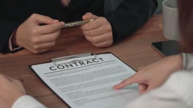 Kapalı kapılar ardında hevesli genç bir iş kadını ofiste finansal iş sözleşmesi görüşmeleri yapıyor. Müşteri, şirket ofisindeki profesyonel müdürle anlaşma yapıyor. Yasal evrak işleriyle uğraşan iş avukatı.