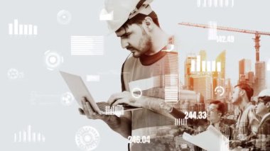Gelecekteki bina inşaatı ve HUD hologram grafik tasarımı ile yaratıcı mühendislik projesi konsepti. İnşaat mühendisi, mimar ya da inşaat işçisi modern sivil teknoloji ile çalışıyor..