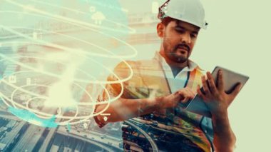 Gelecekteki bina inşaatı ve HUD hologram grafik tasarımı ile yaratıcı mühendislik projesi konsepti. İnşaat mühendisi, mimar ya da inşaat işçisi modern sivil teknoloji ile çalışıyor..