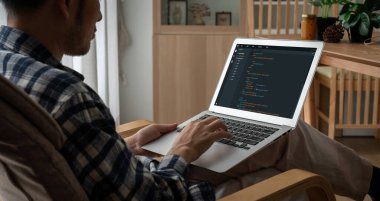 Model uygulama ve program kodlaması için bilgisayar ekranında yazılım geliştirme programlama