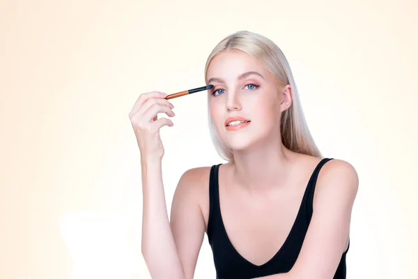 Beautiful Personable Girl Flawless Applying Eye Shadow Makeup Eyeliner Brush — Stock Photo, Image