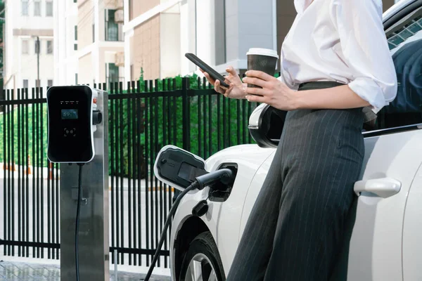 Closeup Progressive Suit Clad Businesswoman Her Electric Vehicle Recharge Her — 图库照片