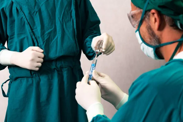 Sebész Töltse Injekciós Üvegből Fecskendőt Sebészeti Beavatkozásra Steril Műtőben Asszisztens — Stock Fotó